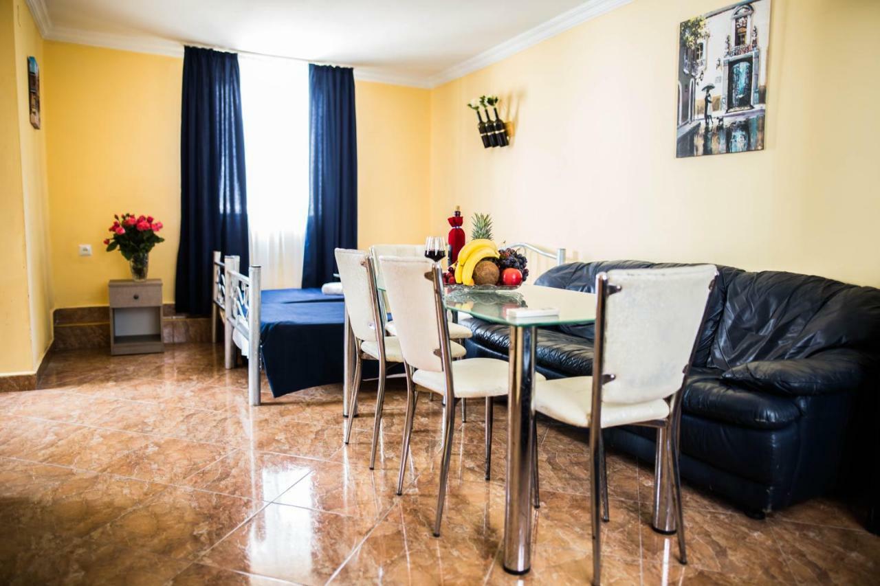Central Apart-Hotel Батуми Екстериор снимка